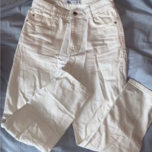 White Zara mom jeans. Worn a few times, still in great condition